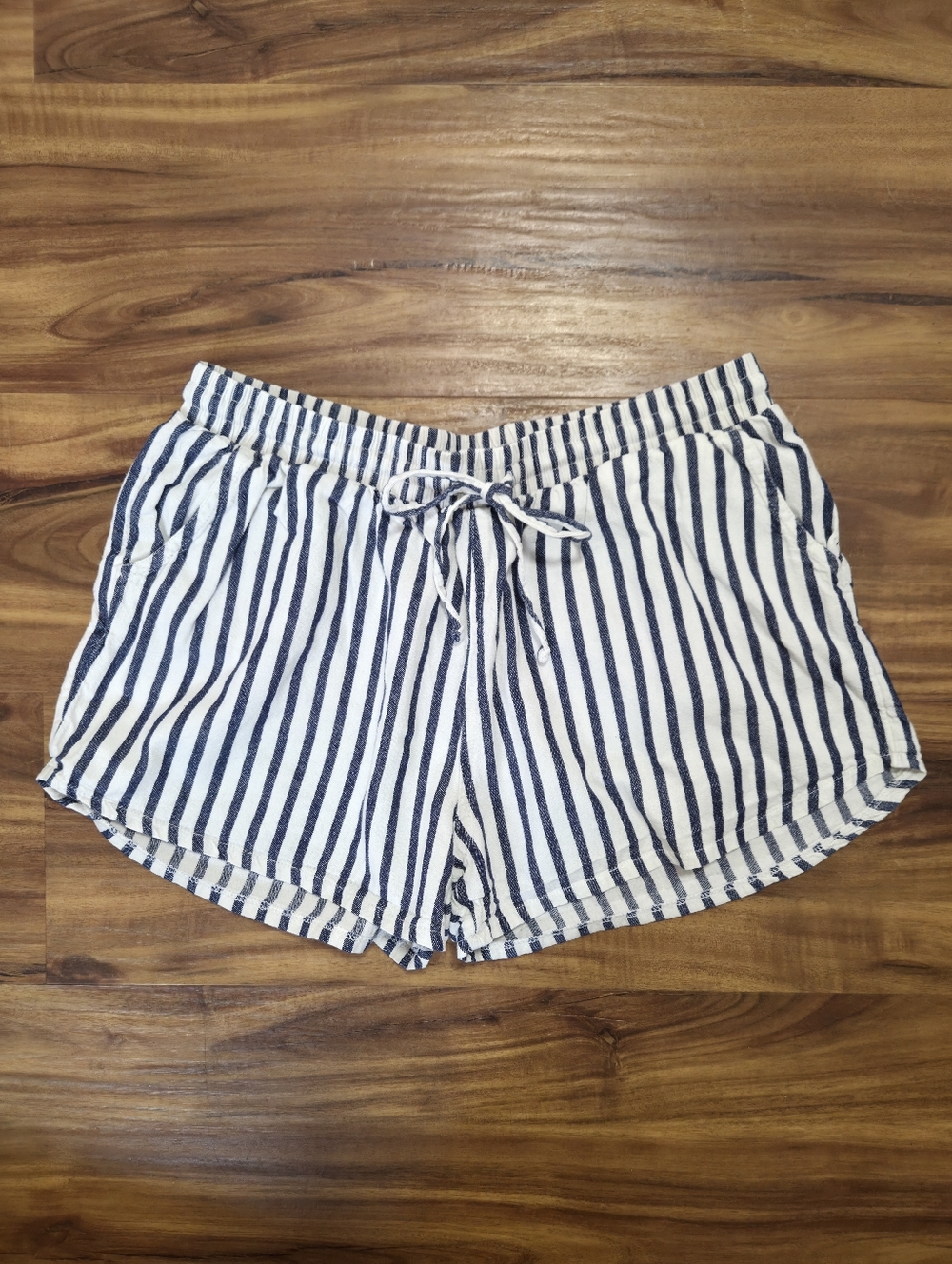 Universal Thread White & Blue Striped Shorts Size Small